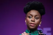 Chimamanda Ngozi Adichie perde filho gêmeo de 1 ano e 9 meses