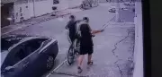 Ciclista furtou colar de homem em plena luz do dia em Cabo Frio; veja vídeo
