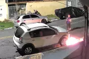 Câmera flagra homem incendiando carro em avenida de Campinas; veículo foi destruído