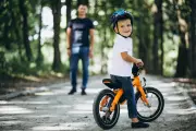 Como ensinar seu filho a andar de bicicleta: guia por idade e segurança