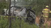 Corpo carbonizado é achado em carro incendiado na Estrutural, DF