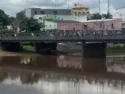 Crianças pulam de ponte no Rio Acre durante cheia; bombeiros alertam para risco de afogamentos