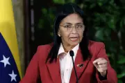 Delcy Rodríguez, presidente interina da Venezuela, reage a pressões dos EUA após prisão de Maduro