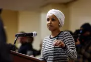 Deputada Ilhan Omar é atacada com líquido fétido durante evento em Minneapolis