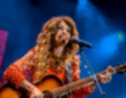 Elba Ramalho defende forró como ato político e revolucionário em entrevista