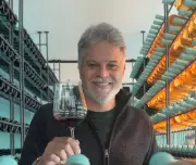 Ex-galã da TV Globo, Juan Alba, troca novelas por vinhos e cria conteúdo digital