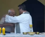 Fiel abraça padre durante missa em Tubarão após saber da morte do neto
