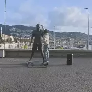 Homem ateia fogo em estátua de Cristiano Ronaldo na Madeira e é encaminhado para ajuda psiquiátrica