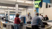 Homem tenta embarcar com esposa morta em aeroporto de Tenerife