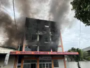 Incêndio de grandes proporções atinge loja de descartáveis em Macapá; ventania dificulta combate