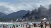 Incêndio residencial causa coluna de fumaça na movimentada praia do Campeche, em Florianópolis