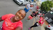 Influenciadora corre 5 km por semana para quimioterapia e alerta sobre câncer