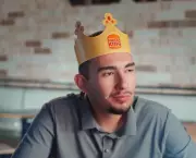 Jovem abandonado em trilha vira garoto-propaganda do Burger King