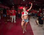 Lore Improta samba grávida em ensaio da Viradouro em Niterói