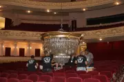 Lustre histórico do Theatro Municipal do Rio passa por delicada limpeza anual