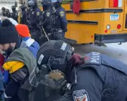 Mais de 100 líderes religiosos presos em protesto anti-ICE no aeroporto de Minneapolis