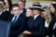 Melania Trump afirma que Barron, de 19 anos, ainda precisa de cuidados constantes