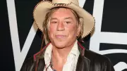 Mickey Rourke rejeita vaquinha de US$ 60 mil: 'Prefiro enfiar uma arma na bunda'