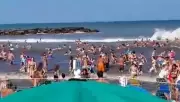 ‘Mini tsunami’ na Argentina mata hipista e fere 35 em praias lotadas