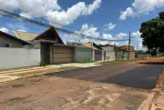 Morador de Campo Grande asfalta rua com dinheiro próprio após omissão do poder público