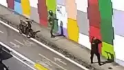 Motociclista detido após flagrado pichando viaduto em Fortaleza; veja vídeo