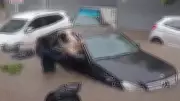 Motorista é resgatado após carro ficar ilhado em alagamento em Belo Horizonte