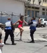 Mulher de 30 anos agride companheiro e agentes em Japeri; vídeo viraliza