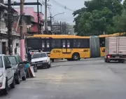 Ônibus articulado da Mobi-Rio desgovernado destrói casa em Deodoro, no Rio de Janeiro