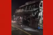 Ônibus com 40 passageiros é destruído por incêndio em rodovia de MT