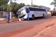 Ônibus fica preso em cratera após adutora estourar em Rondonópolis, MT