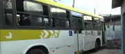 Ônibus invade calçada e atinge quiosque no Poço, em Maceió; motorista relata falha nos freios