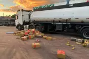 Operação da PF apreende 8 toneladas de drogas e arma restrita em carreta em MS