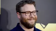 Pamela Anderson se sente enojada ao encontrar Seth Rogen no Globo de Ouro 2026
