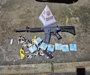 Polícia apreende réplica de fuzil, drogas e dinheiro em Paraíba do Sul