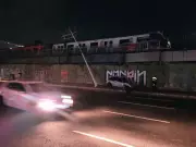 Poste cai sobre via do metrô em Salvador após acidente; operação normalizada