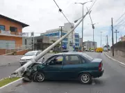Poste fica pendurado após colisão na PB; estado registra 648 acidentes similares em 2025