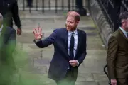Príncipe Harry emociona-se ao relatar inferno vivido por Meghan em processo contra Daily Mail