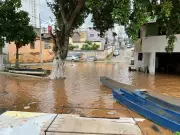 Rio Doce atinge nível de inundação em Governador Valadares e avança sobre ruas