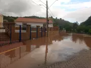 Rio Paraitinga transborda e causa alagamentos em São Luiz do Paraitinga após chuvas intensas