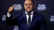 Roberto Carlos, 52, estável após cirurgia cardíaca em São Paulo