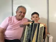 Sanfoneiro mirim de 7 anos realiza sonho ao conhecer ídolo Flávio José na Paraíba