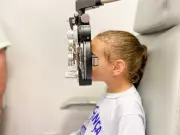 Sesapi entrega 157 óculos para crianças no Piauí através do programa Carretinha da Saúde