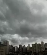 São Paulo em alerta total para alagamentos após chuva intensa nesta terça-feira