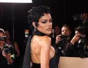 Teyana Taylor brilha no Globo de Ouro 2026 com vitória e look ousado