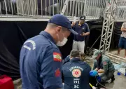 Trabalhador morre após choque elétrico e queda durante montagem de show em Chapecó