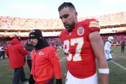 Travis Kelce perde jogo crucial sem Taylor Swift; futuro na NFL é incerto