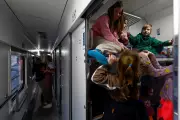 Ucranianos buscam abrigo em vagões de trem aquecidos para enfrentar inverno rigoroso