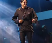 Vídeos de câmeras de segurança revelam agressões do cantor João Lima contra esposa