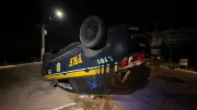 Viatura da PRF capota durante perseguição a motociclista na BR-101, na Grande Natal