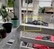 Vizinhos filmam assalto à mão armada em Cabo Frio; polícia investiga